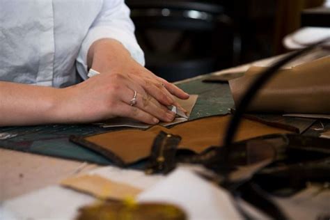 Teinture et rénovation de maroquinerie à Paris 